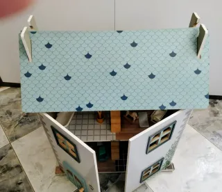 Casa de muñecas de madera