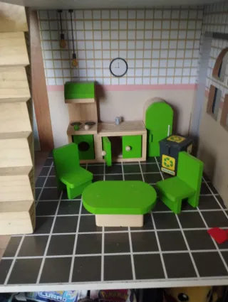 Casa de muñecas de madera