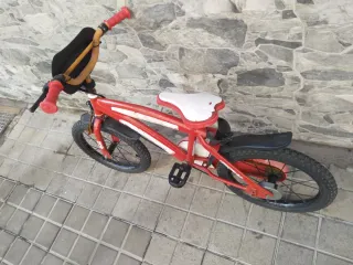 Bicicleta infantil roja 5-8 años