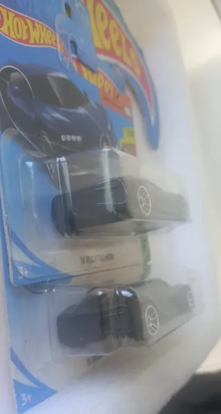 Conjunto 2 Hot Wheels 16 Bugatti Chiron