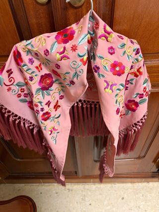 Mantoncillo Flamenco Bordado Flores y Mariposas