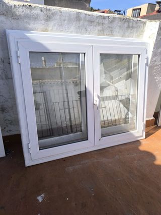 Ventana doble aluminio blanca con marco.
