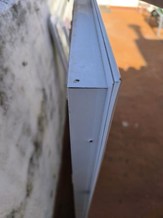 Ventana doble aluminio blanca con marco.