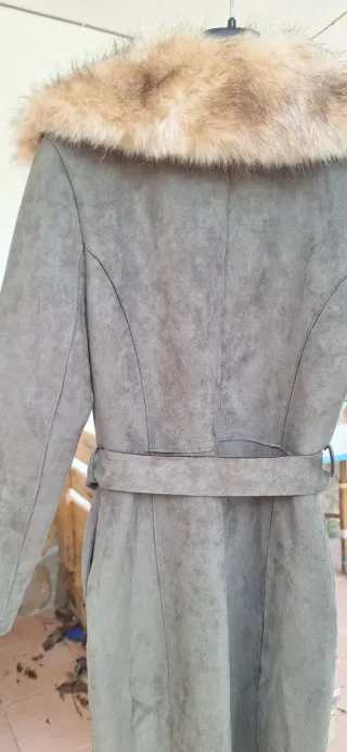 Abrigo verde con cinturón y cuello de pelo