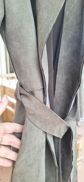 Abrigo verde con cinturón y cuello de pelo