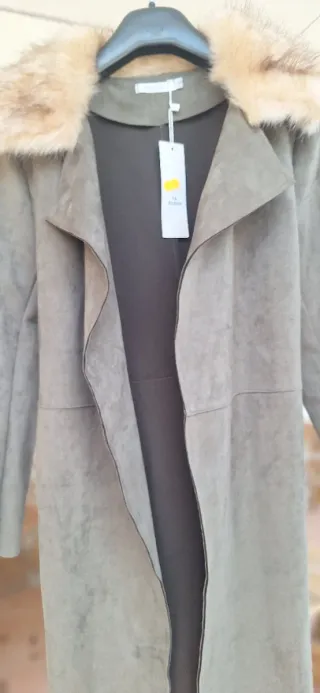 Abrigo verde con cinturón y cuello de pelo