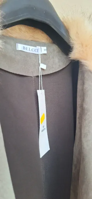 Abrigo verde con cinturón y cuello de pelo