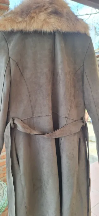 Abrigo verde con cinturón y cuello de pelo