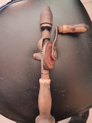Taladro manual antiguo