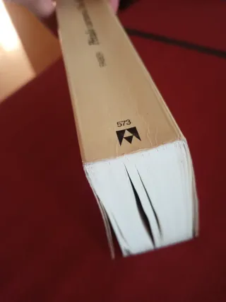 Pétalo carmesí, flor blanca