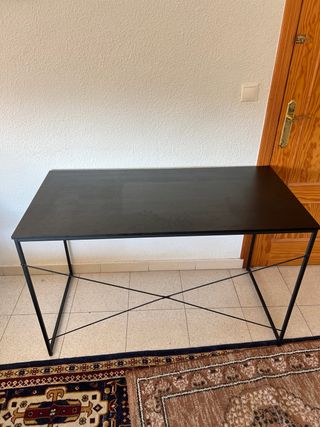 Mesa escritorio JYSK negra y madera