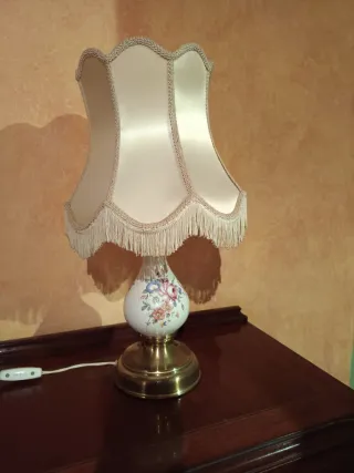 Lámpara de mesa floral dorada