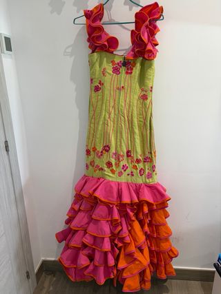 Traje de flamenca verde y naranja