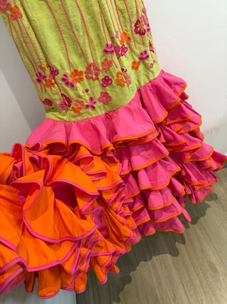 Traje de flamenca verde y naranja