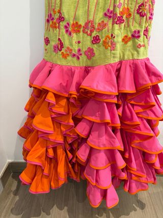 Traje de flamenca verde y naranja