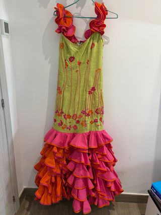 Traje de flamenca verde y naranja