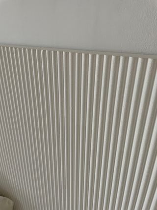 Cabecero de madera con ondas