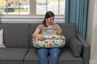 Boppy Cojín Deluxe de Lactancia Para Bebés de 0+ M