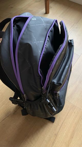 Mochila negra y morada