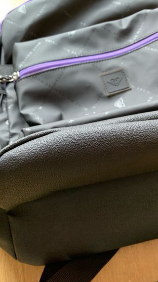 Mochila negra y morada