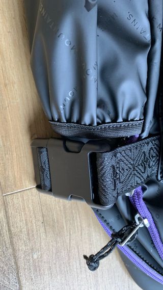 Mochila negra y morada