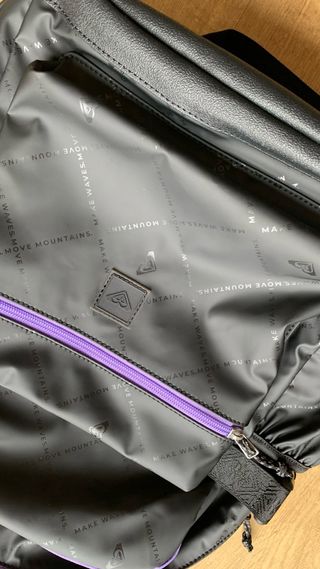 Mochila negra y morada