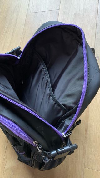 Mochila negra y morada