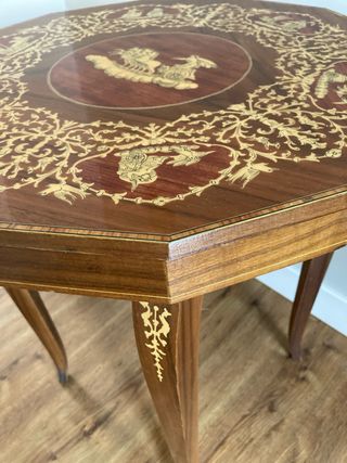 Mesa auxiliar marquetería sorrentino con carrillon