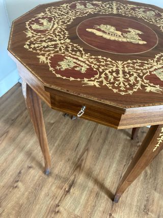 Mesa auxiliar marquetería sorrentino con carrillon