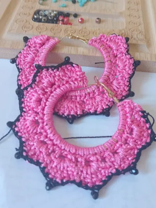 Pendientes Aro Crochet Rosa y Negro Hechos a Mano