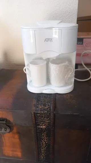 Cafetera AFK blanca con 2 tazas