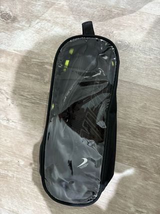 Zapatos de fútbol Nike negros y amarillos