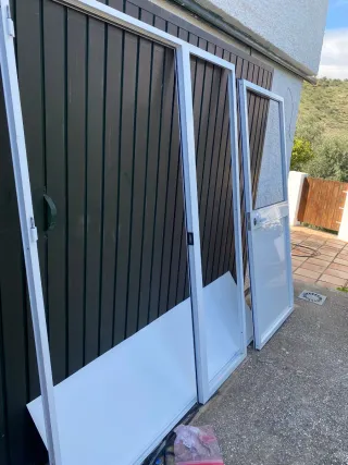 Puerta de aluminio blanca