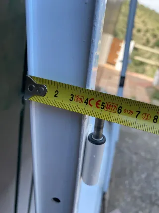 Puerta de aluminio blanca