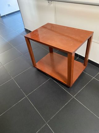 Mesa auxiliar de madera con ruedas