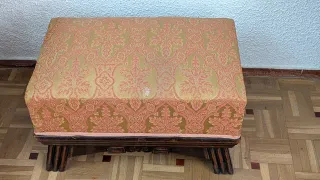 Descalzadora vintage de madera tapizada