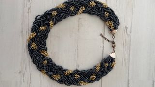 Collar Cuentas Negras y Doradas Trenzado