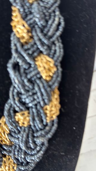 Collar Cuentas Negras y Doradas Trenzado