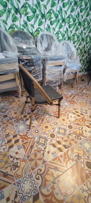 16 Sillas de terraza ratán y madera