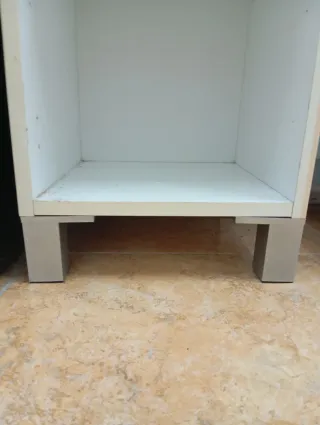 Estantería blanca de madera y metal