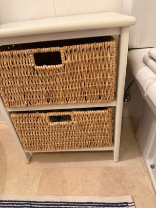 Mueble auxiliar baño 2 cestas mimbre y madera