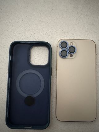 iPhone 12 Pro Max con funda