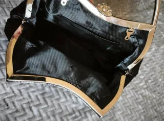 Bolso de mano clutch negro y plateado con pedrería