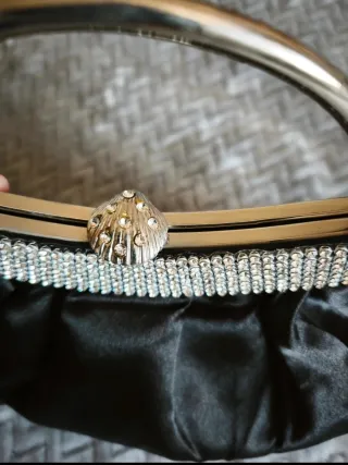 Bolso de mano clutch negro y plateado con pedrería