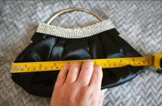 Bolso de mano clutch negro y plateado con pedrería