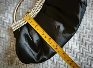 Bolso de mano clutch negro y plateado con pedrería