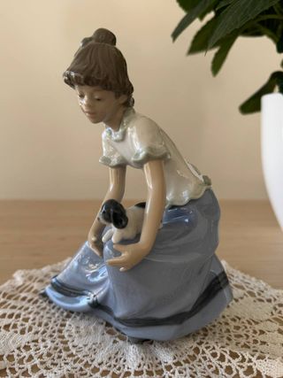 Figura NAO (Lladró) niña con cachorro