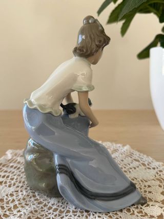 Figura NAO (Lladró) niña con cachorro