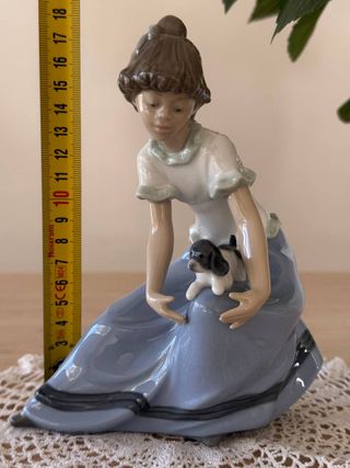 Figura NAO (Lladró) niña con cachorro