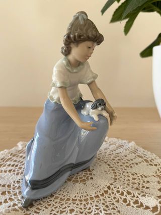 Figura NAO (Lladró) niña con cachorro